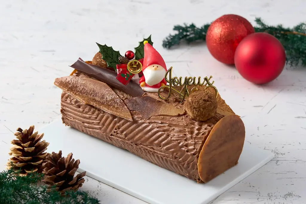 チョコレート専門店ならでは、チョコレート尽くしのクリスマスケーキ全4種が登場。大人向けの本格7層ケーキや、家族で楽しむ苺の王道ショート、自宅に届く全国配送ケーキも。 画像 6