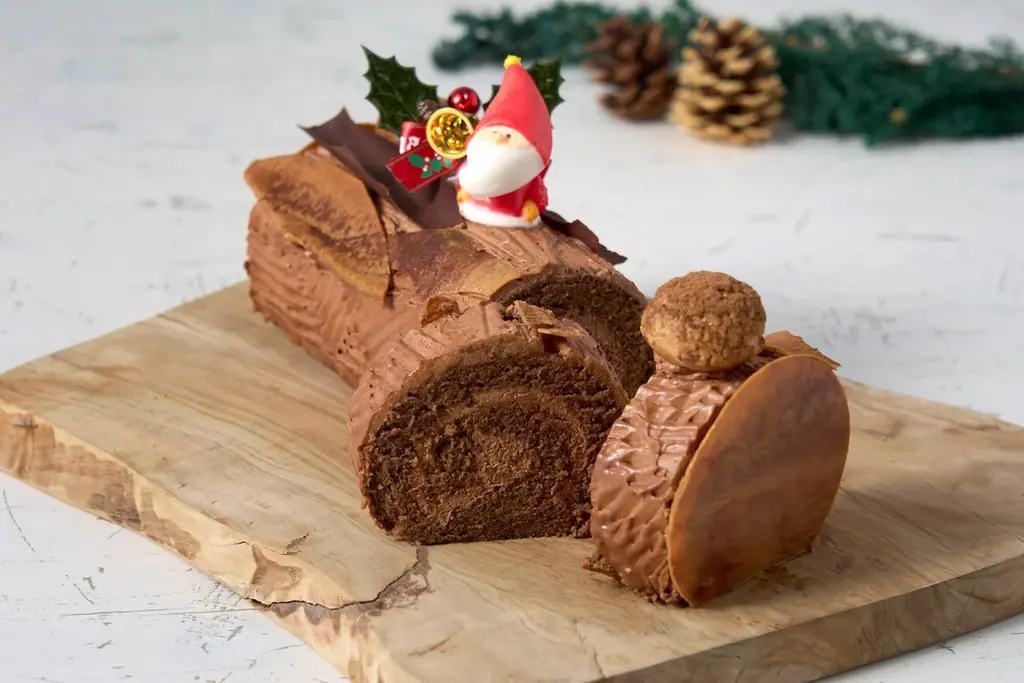 チョコレート専門店ならでは、チョコレート尽くしのクリスマスケーキ全4種が登場。大人向けの本格7層ケーキや、家族で楽しむ苺の王道ショート、自宅に届く全国配送ケーキも。 画像 7
