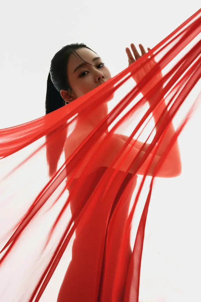 KARA20周年に向けた10年ぶりの写真集『ハン・スンヨン写真集Inside You, Inside Me』12月10日（木）発売！ 画像 6
