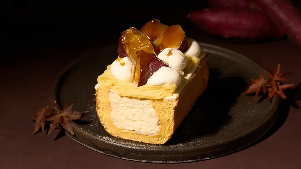 お芋の季節がやってきた！濃厚リッチな秋のスイーツ「初採れ紅はるかのモンブランロール」が数量限定で登場！ 画像 2