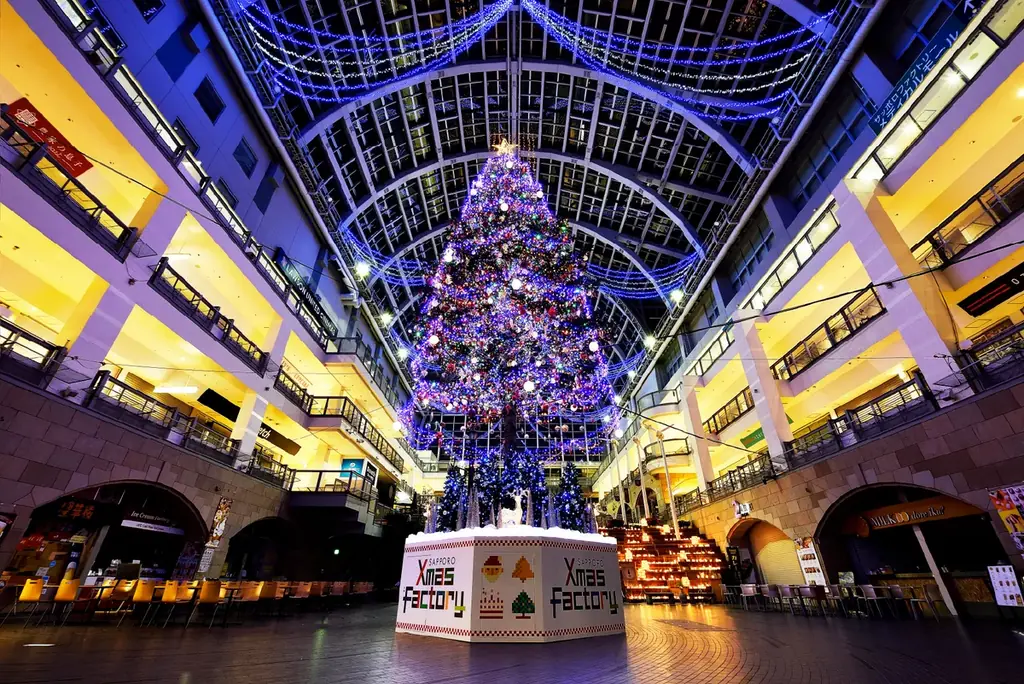 「サッポロ クリスマスファクトリー ジャンボクリスマスツリー点灯式2026」開催！高さ約15mの巨大ツリーが、幻想的な光に包まれる特別な夜 画像 2