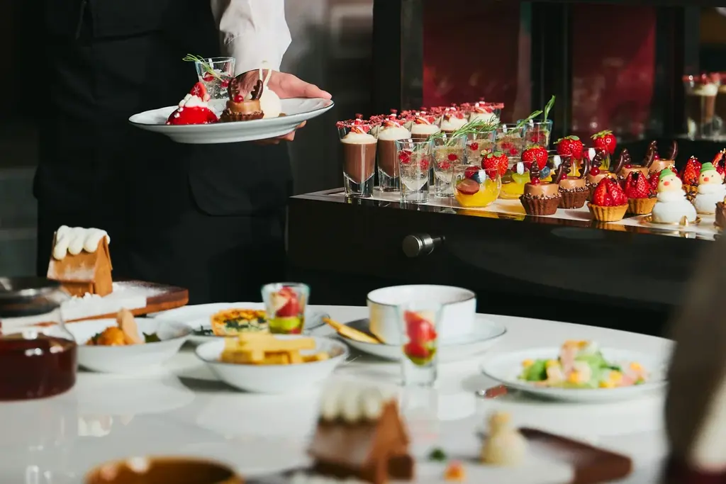 デザートワゴンで贈る優雅なクリスマススイーツビュッフェ「The Royal Lounge ～Sweets Christmas～」を開催 画像 3