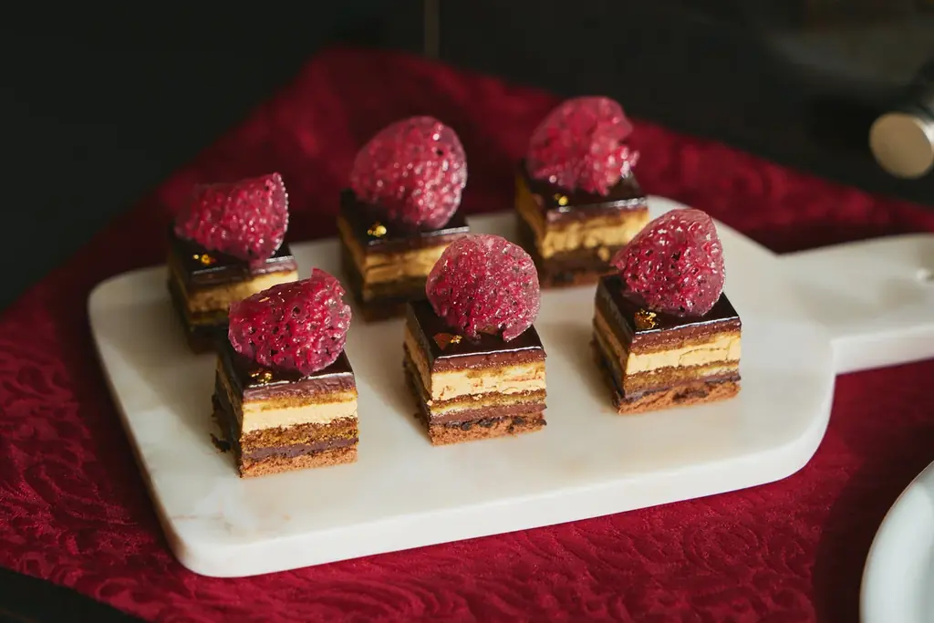 デザートワゴンで贈る優雅なクリスマススイーツビュッフェ「The Royal Lounge ～Sweets Christmas～」を開催 画像 6