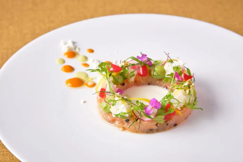 【大宮】トリュフ・フォアグラ・オマール海老や厳選牛など豪華食材を使用！ クリスマスイルミネーションを眺めながら堪能できる「クリスマスディナー2026」 画像 4