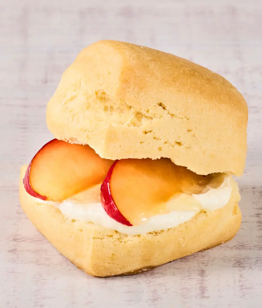 フレッシュネスバーガー、秋姫とクリームチーズのスコーンサンドを10月21日発売