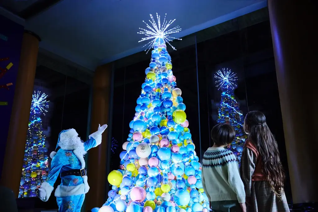 【リゾナーレ熱海】熱海ならではの“花火×クリスマス”。花火玉のツリーに灯るやさしい光に包まれ、サンタと特別な夜を楽しむ「花火クリスマス」開催 画像 3