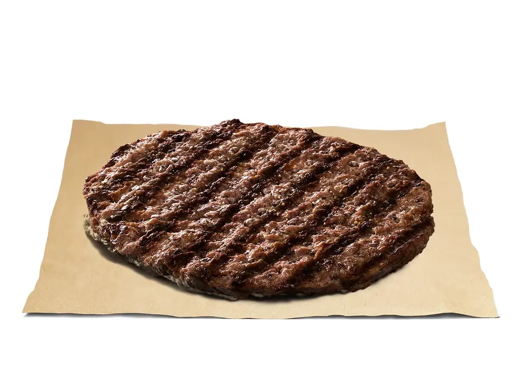 バーガーキング® から直接炎で焼いた100％ビーフパティの旨さをそのまま味わえる「オン ザ ビーフ」が1週間限定で復活！シンプルな塩コショウか、3種から選べる特製ソースを、シングル・ダブルで楽しもう！ 画像 2