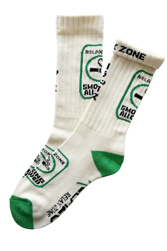 足元で「SMOKING ALLOWED」。RELAZO×ching&co.初コラボソックス「RELAX ZONE Socks」発売、抽選で10名にプレゼント 画像 2