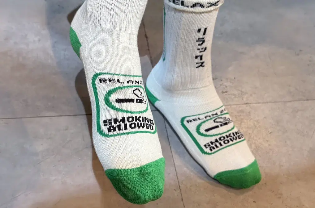 足元で「SMOKING ALLOWED」。RELAZO×ching&co.初コラボソックス「RELAX ZONE Socks」発売、抽選で10名にプレゼント 画像 3