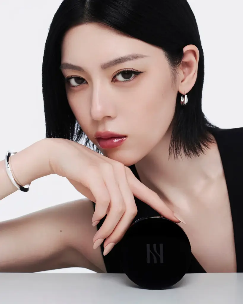 HERAのジャパンアンバサダーに三吉彩花が就任、購入特典は10月16日開始