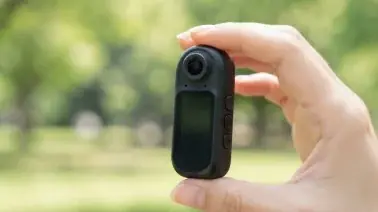 身につけて、目線のまま撮る。約34gの小型カメラ4K 60fps・広角140°対応、アクセサリーも充実「DIGI+軽量Vlogカメラ DGP-ACM02」10月29日まで、特別価格19,800円で提供 画像 3