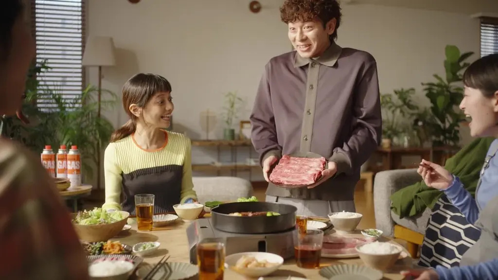 イワタニのロングセラー商品「スモークレス焼肉グリル」と「カセットガスストーブ」の新CMが公開！ 画像 4