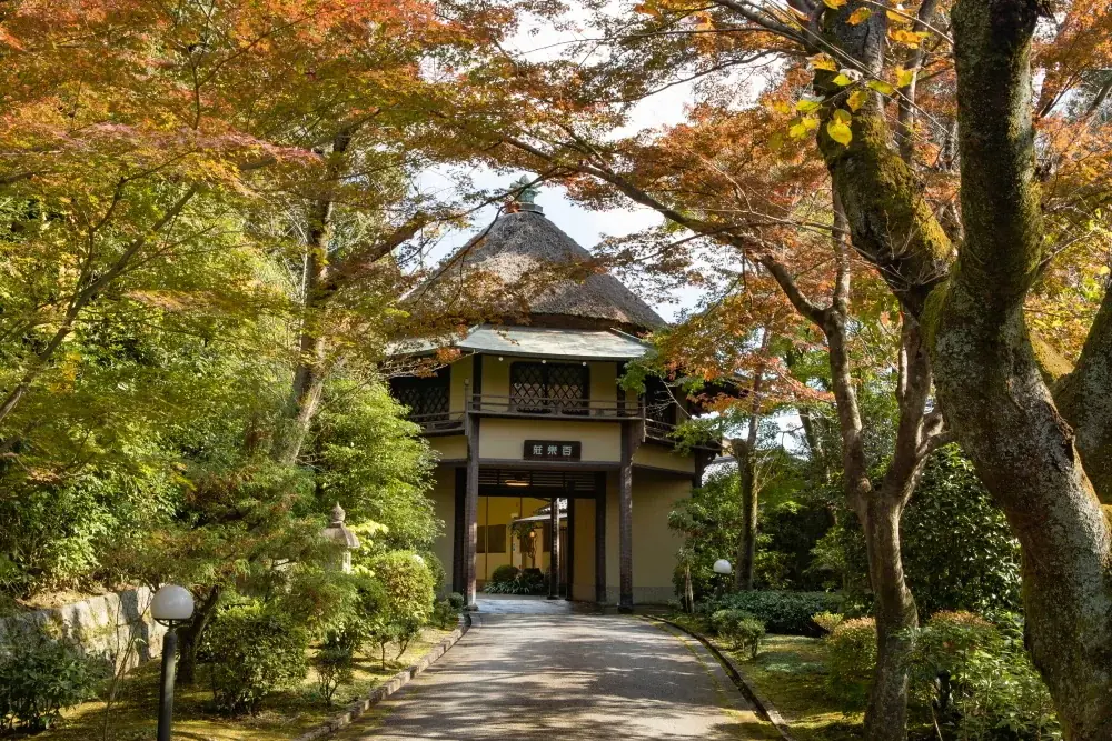 【奈良・料亭百楽荘】約1万坪の庭園を11月11日・15日に特別公開。学園前アートフェスタコラボ企画も11月10日開催。各日限定の「秋の彩り御膳お食事券」は、オンラインショップで10月20日から販売。 画像 2