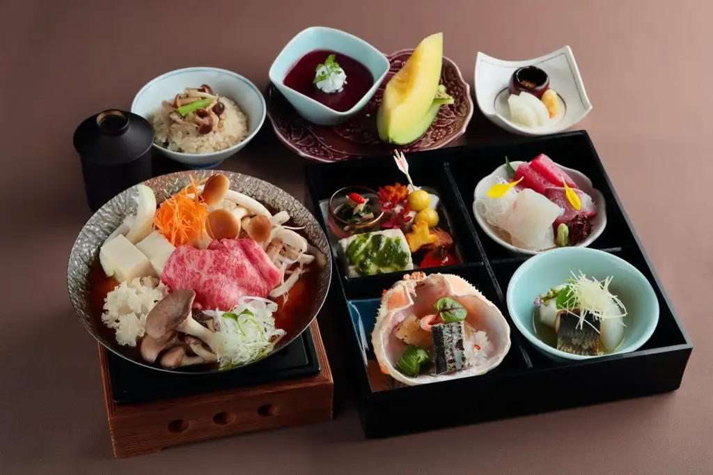 【奈良・料亭百楽荘】約1万坪の庭園を11月11日・15日に特別公開。学園前アートフェスタコラボ企画も11月10日開催。各日限定の「秋の彩り御膳お食事券」は、オンラインショップで10月20日から販売。 画像 4