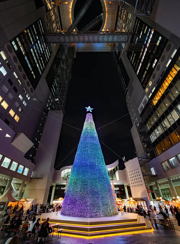 高さ25m・約13万球のLEDマッピングツリーが彩る冬のショータイム。&TEAM「illumination」、back number「クリスマスソング」の世界観を表現した特別演出を期間限定開催 画像 1