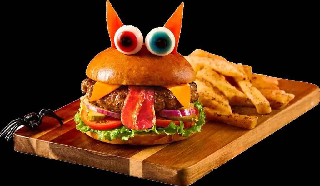【TGIフライデーズ】おいしいモンスターたちが待つ、ハロウィンの世界へ。「FRIDAYFUL HALLOWEEN！」開催！バーガーと目が合う。グラスに怪しい夜が広がる。スタッフも仮装でお出迎え！ 画像 4