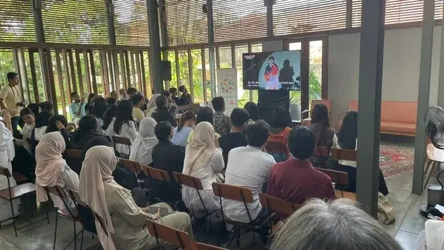 インドネシアの若者が涙し、質問が続いた上映交流会映画『ハナのサンタ』川畑秀雄監督が届ける国際教育支援「ゴミの山から夢の山へ」〜ごみ処分場バンタルゲバンの学校へ寄付、173名の大学生らと未来を語る〜 画像 4