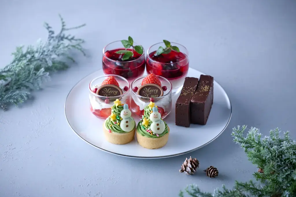 【ウェスティンホテル東京】クリスマスの装いをまとった華やかなスイーツやセイボリーを堪能する「クリスマス ウィークデイ アフタヌーンティー」＆「クリスマス アフタヌーンティー」 画像 3