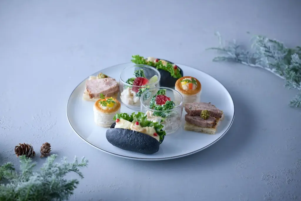 【ウェスティンホテル東京】クリスマスの装いをまとった華やかなスイーツやセイボリーを堪能する「クリスマス ウィークデイ アフタヌーンティー」＆「クリスマス アフタヌーンティー」 画像 5