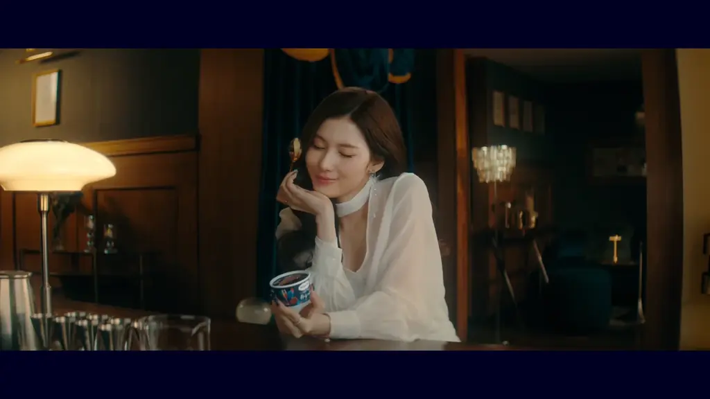 TWICEのSANAさんが魅せる、しっとりとした“大人の夜の贅沢”　ハーゲンダッツ Classy Night（クラッシーナイト）シリーズ　新WEB CM「しあわせな余韻」篇　10月20日（火）より公開 画像 4