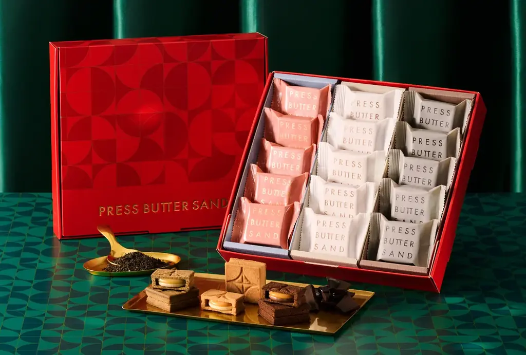 【ホリデーシーズンに煌めく限定セット】PRESS BUTTER SANDから、冬の贈りものセットが登場｜ホリデーを華やかに彩る限定スリーブ 画像 7