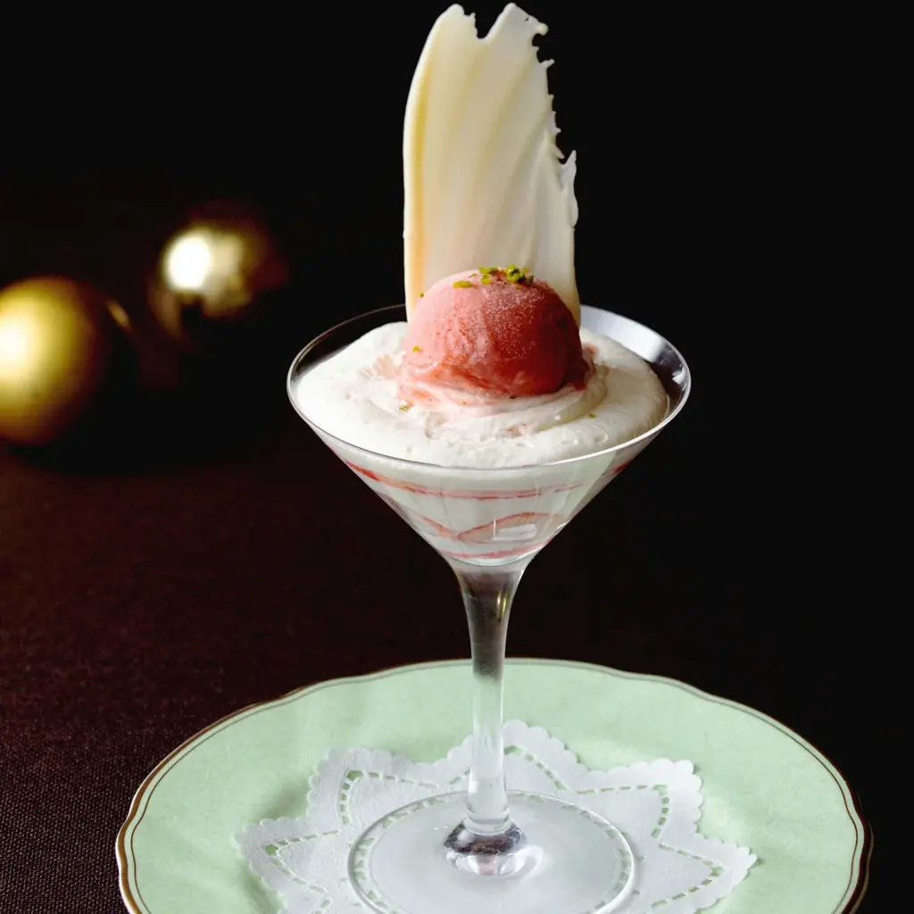 みなとみらいで味わう、クリスマスのひととき。煙突に入るサンタが可愛らしいムースなど心躍る「クリスマスアフタヌーンティー」を提供！ 画像 2