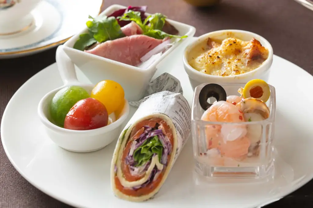 みなとみらいで味わう、クリスマスのひととき。煙突に入るサンタが可愛らしいムースなど心躍る「クリスマスアフタヌーンティー」を提供！ 画像 5
