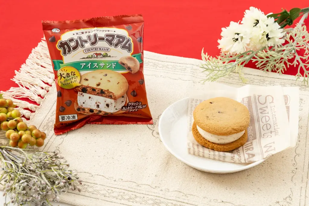 【セブン‐イレブン限定】冷凍しても“あのしっとり食感”！特製生地でサンドした「不二家 カントリーマアムアイスサンド」が登場 画像 1