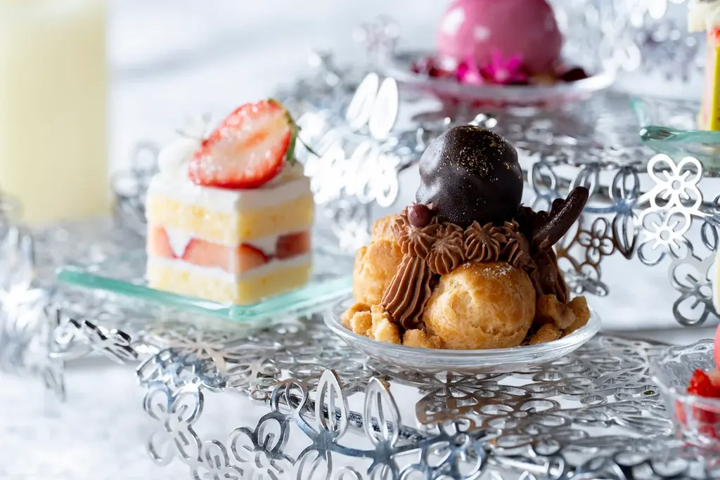 【ヒルトン東京お台場】旬のイチゴや冬モチーフのスイーツが彩る「フェスティブアフタヌーンティー」を期間限定で提供　東京湾を一望するラウンジで楽しむ、華やぐ季節のティータイム 画像 5