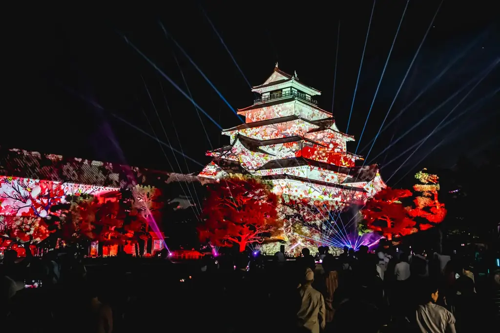 一旗プロデュース「鶴ヶ城 プロジェクションマッピング 2026」を福島県会津若松市で11月20日から22日まで開催。会津の歴史・伝統文化を描く映像美と新たな雲海演出が重なる、3日間限定の幻想的な夜。 画像 10