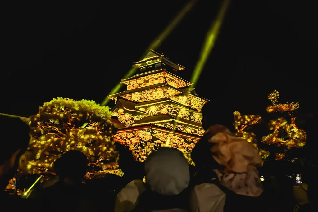 一旗プロデュース「鶴ヶ城 プロジェクションマッピング 2026」を福島県会津若松市で11月20日から22日まで開催。会津の歴史・伝統文化を描く映像美と新たな雲海演出が重なる、3日間限定の幻想的な夜。 画像 11