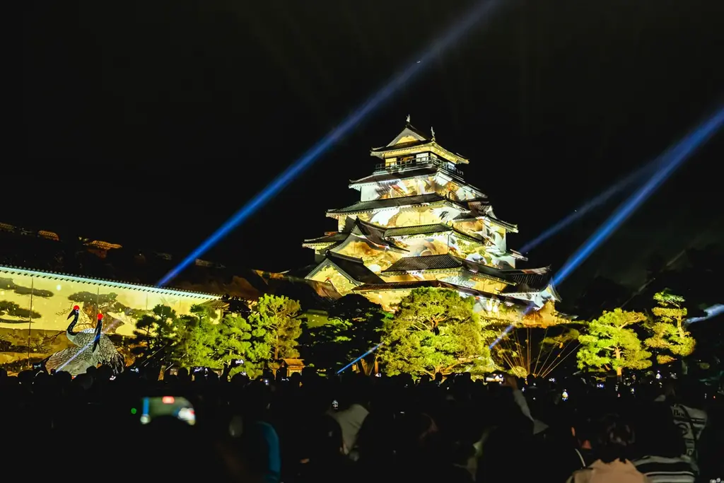一旗プロデュース「鶴ヶ城 プロジェクションマッピング 2026」を福島県会津若松市で11月20日から22日まで開催。会津の歴史・伝統文化を描く映像美と新たな雲海演出が重なる、3日間限定の幻想的な夜。 画像 12