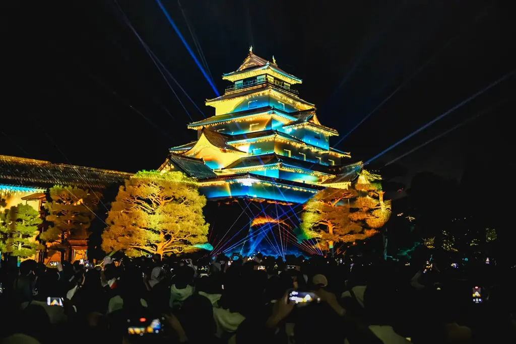 一旗プロデュース「鶴ヶ城 プロジェクションマッピング 2026」を福島県会津若松市で11月20日から22日まで開催。会津の歴史・伝統文化を描く映像美と新たな雲海演出が重なる、3日間限定の幻想的な夜。 画像 13