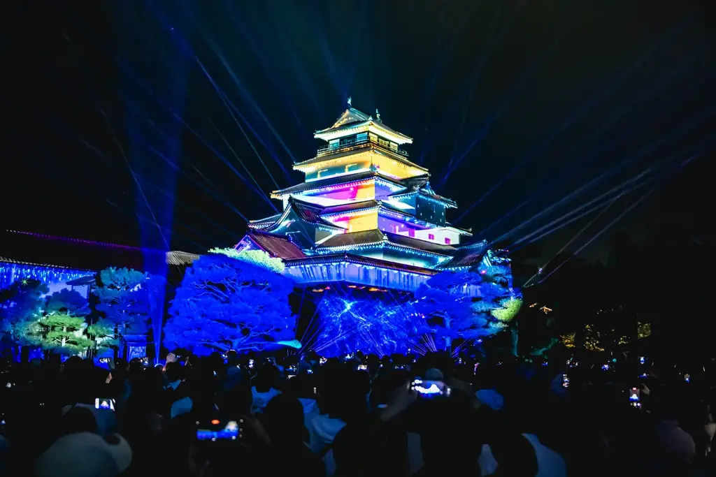 一旗プロデュース「鶴ヶ城 プロジェクションマッピング 2026」を福島県会津若松市で11月20日から22日まで開催。会津の歴史・伝統文化を描く映像美と新たな雲海演出が重なる、3日間限定の幻想的な夜。 画像 14