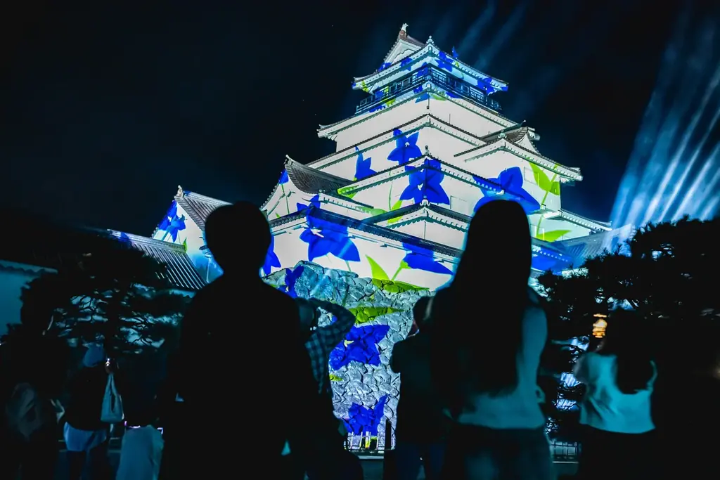 一旗プロデュース「鶴ヶ城 プロジェクションマッピング 2026」を福島県会津若松市で11月20日から22日まで開催。会津の歴史・伝統文化を描く映像美と新たな雲海演出が重なる、3日間限定の幻想的な夜。 画像 15