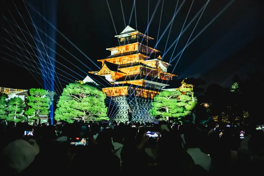一旗プロデュース「鶴ヶ城 プロジェクションマッピング 2026」を福島県会津若松市で11月20日から22日まで開催。会津の歴史・伝統文化を描く映像美と新たな雲海演出が重なる、3日間限定の幻想的な夜。 画像 16
