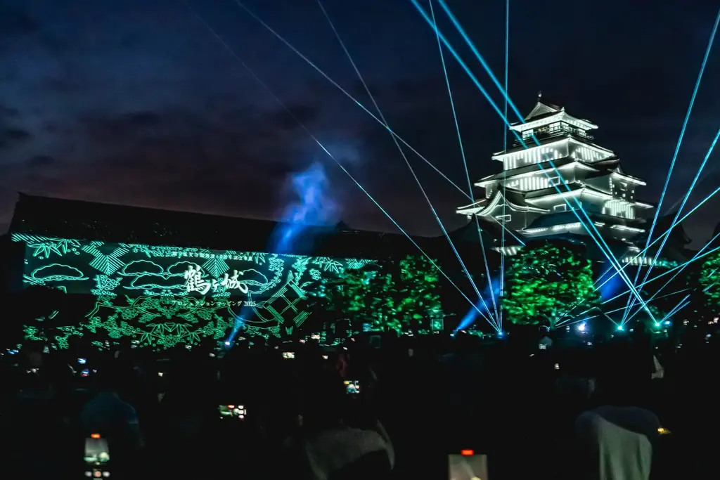 一旗プロデュース「鶴ヶ城 プロジェクションマッピング 2026」を福島県会津若松市で11月20日から22日まで開催。会津の歴史・伝統文化を描く映像美と新たな雲海演出が重なる、3日間限定の幻想的な夜。 画像 17