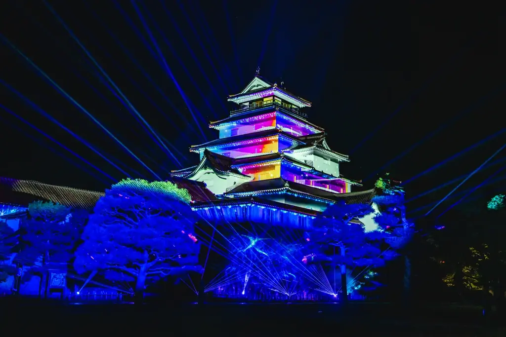 一旗プロデュース「鶴ヶ城 プロジェクションマッピング 2026」を福島県会津若松市で11月20日から22日まで開催。会津の歴史・伝統文化を描く映像美と新たな雲海演出が重なる、3日間限定の幻想的な夜。 画像 19