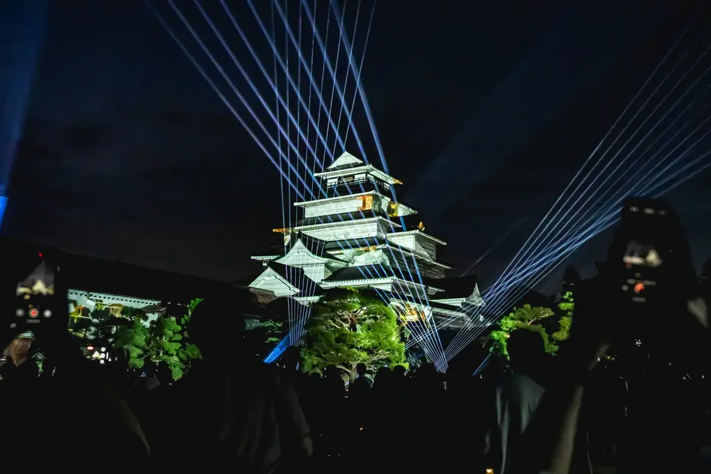 一旗プロデュース「鶴ヶ城 プロジェクションマッピング 2026」を福島県会津若松市で11月20日から22日まで開催。会津の歴史・伝統文化を描く映像美と新たな雲海演出が重なる、3日間限定の幻想的な夜。 画像 20