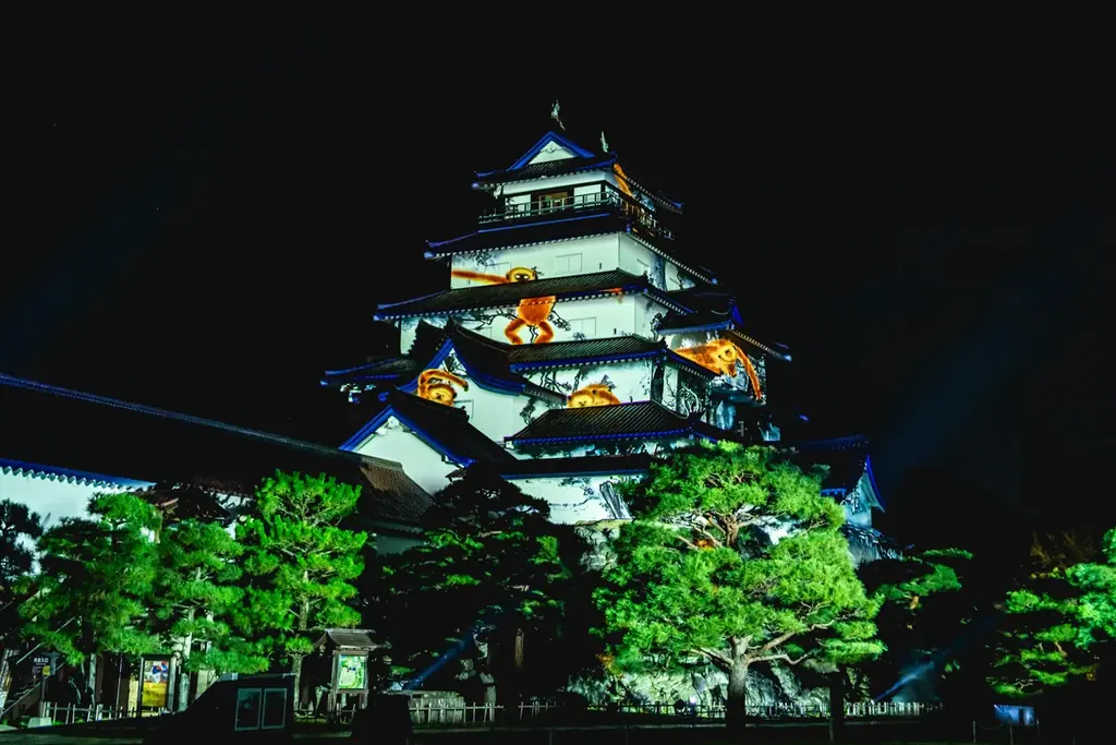 一旗プロデュース「鶴ヶ城 プロジェクションマッピング 2026」を福島県会津若松市で11月20日から22日まで開催。会津の歴史・伝統文化を描く映像美と新たな雲海演出が重なる、3日間限定の幻想的な夜。 画像 21