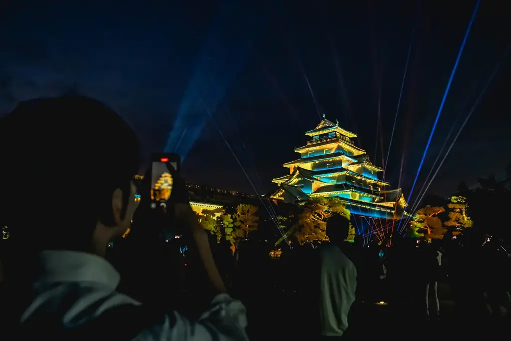 一旗プロデュース「鶴ヶ城 プロジェクションマッピング 2026」を福島県会津若松市で11月20日から22日まで開催。会津の歴史・伝統文化を描く映像美と新たな雲海演出が重なる、3日間限定の幻想的な夜。 画像 24