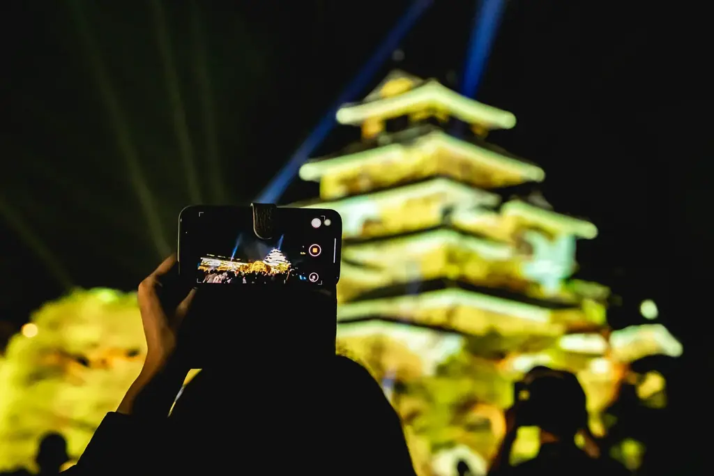 一旗プロデュース「鶴ヶ城 プロジェクションマッピング 2026」を福島県会津若松市で11月20日から22日まで開催。会津の歴史・伝統文化を描く映像美と新たな雲海演出が重なる、3日間限定の幻想的な夜。 画像 25