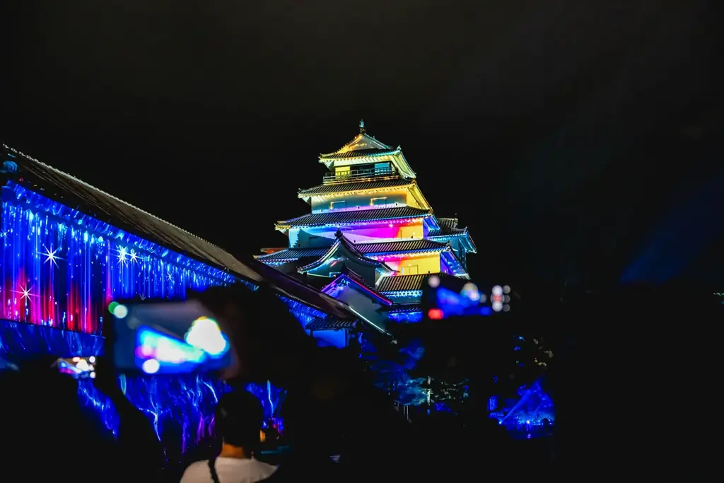 一旗プロデュース「鶴ヶ城 プロジェクションマッピング 2026」を福島県会津若松市で11月20日から22日まで開催。会津の歴史・伝統文化を描く映像美と新たな雲海演出が重なる、3日間限定の幻想的な夜。 画像 26