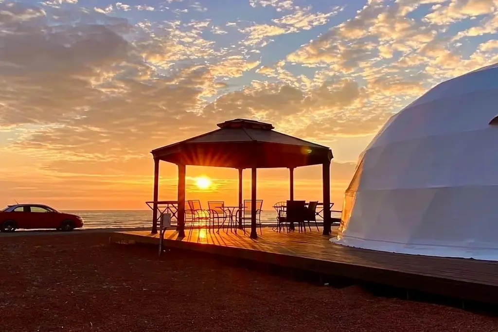 【石川・羽咋】ビーチまで5秒！日本海の水平線と夕日を望むグランピング／最大2名分が無料の秋冬限定プランと５周年10,000円OFFクーポンを「OceansTerraceSHIBAGAKI」にて販売開始 画像 1