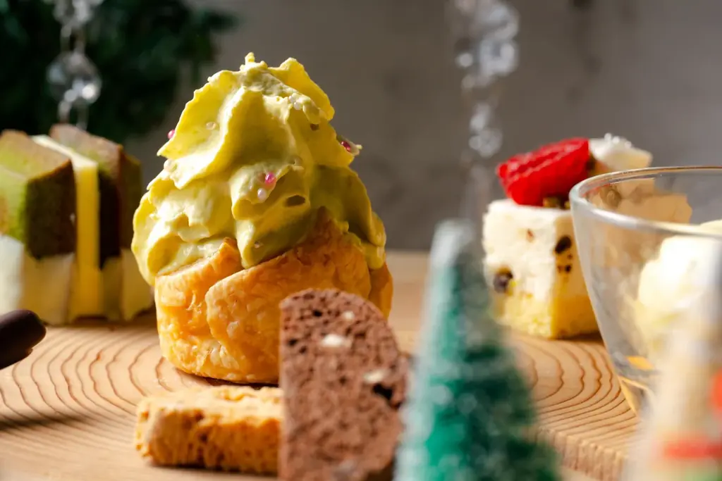 目の前で完成する”ツリーアップルパイ”が登場 　京都食材を楽しむアフタヌーンティー「雪降る京からの贈り物」を11月14日より販売 画像 2