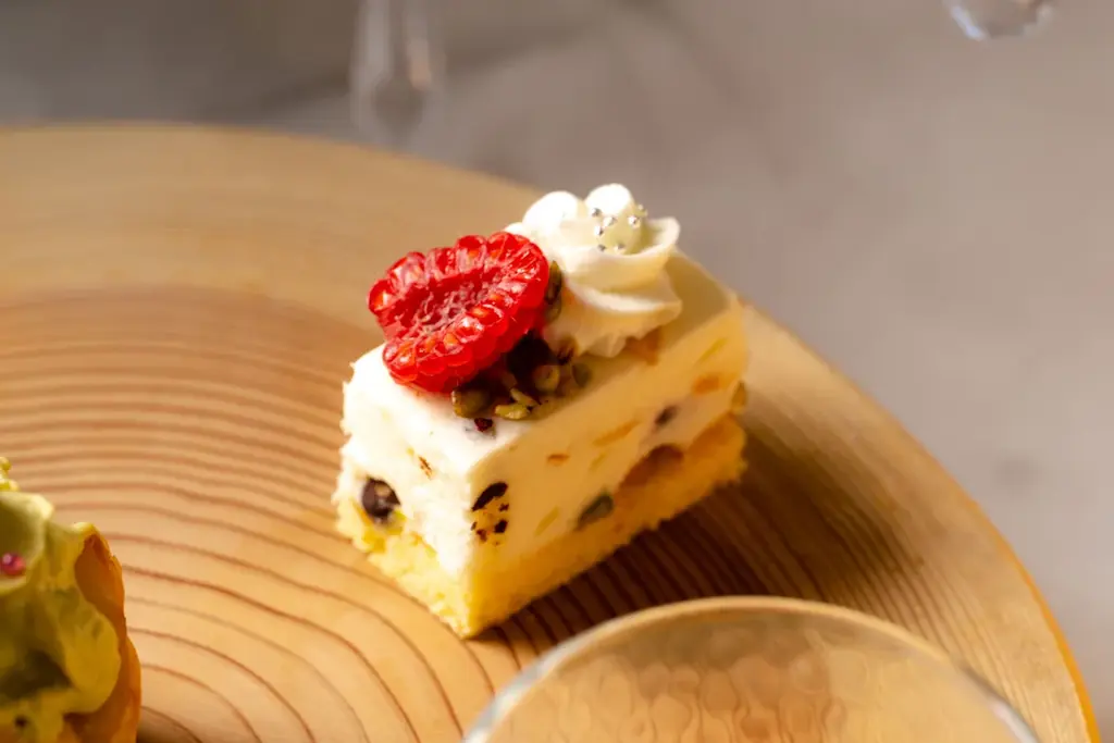 目の前で完成する”ツリーアップルパイ”が登場 　京都食材を楽しむアフタヌーンティー「雪降る京からの贈り物」を11月14日より販売 画像 6