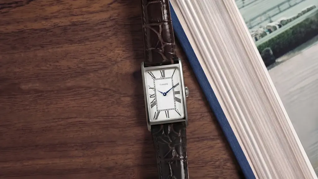 即完売した「TIMEX（タイメックス）」の角型時計「1976 Rectangle Reissue（レクタングル リイシュー）」に新色シルバーが登場。50年の時を超え復刻を遂げた、幻のレクタンギュラー 画像 2