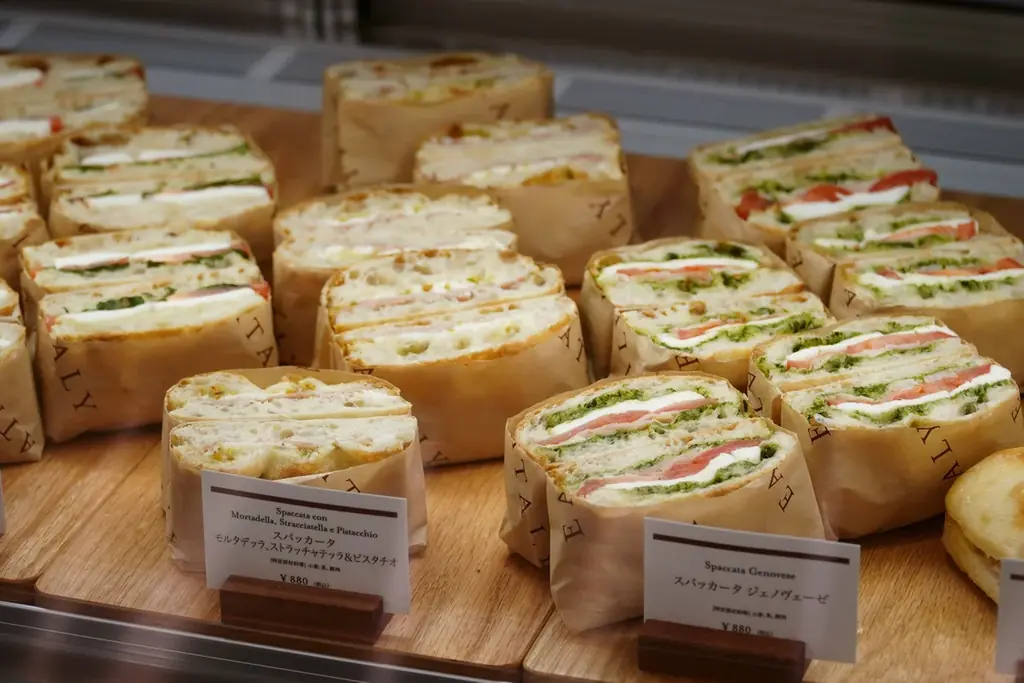イータリー丸の内店のエントランスカウンターがリニューアルオープン！充実のメニューで、店内でのお食事からテイクアウトまで、本格イタリアンをもっと身近に。 画像 5