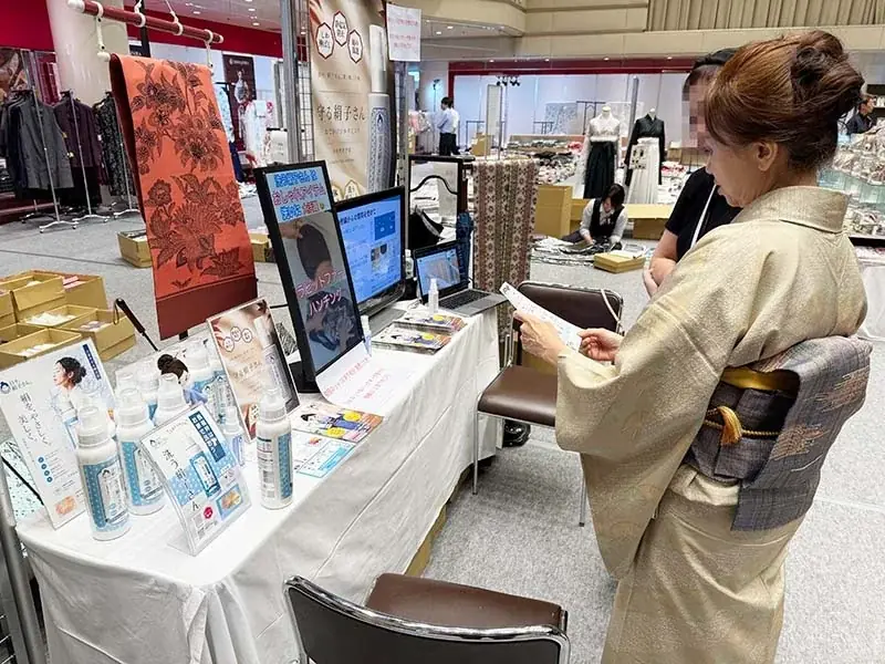 累計出荷1万本を突破した「洗う絹子さん」を産んだ和装ケアブランド「日々、絹子さん。」から第2弾　着物のシワ伸ばし剤『守る絹子さん　おでかけシルクミスト』新発売　”持ち歩く新しい和装ケア習慣を” 画像 12