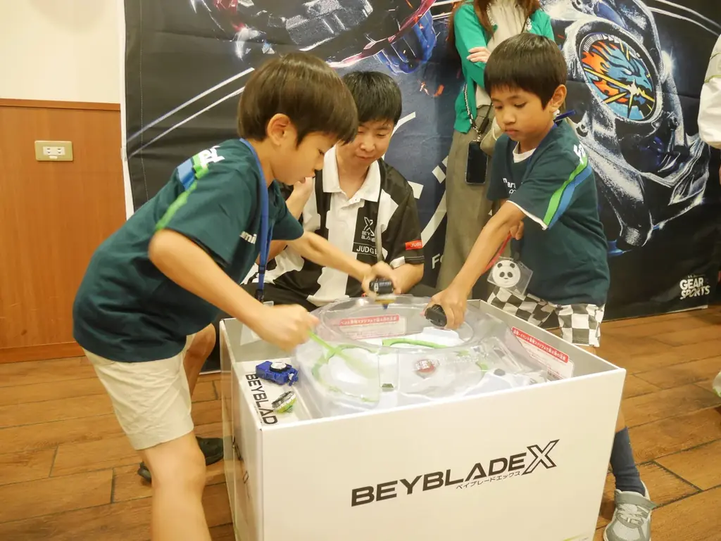ファミリーマートが「BEYBLADE X」と地域貢献でコラボ！コンビニでのBEYBLADE X体験会を【初】開催！～ファミマこども食堂にてこどもたちの「遊び場」と「居場所」を提供～ 画像 1